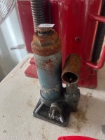 1 &times; 20-Tonne Hydraulic Bottle Jack & 1 &times; Additional Vehicle Jack - 3