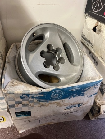 2x Silver 3-Spoke Alloy Rims &ndash; 5-Stud