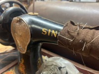 Singer Sewing Machine - Open Without Key - 2