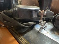 Singer Sewing Machine - Open - No Key - 3