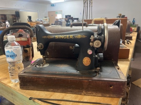 Singer Sewing Machine - Open - No key