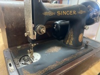 Singer Sewing Machine - Open - No key - 3