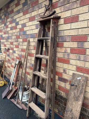 Wooden Ladder with Decorative Horseshoe Hanger
