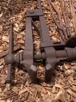 Large Vintage Leg Vice - App. 1000mm Long + 5 Pairs Blacksmiths Tongs - 3