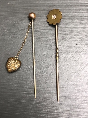 2 Victorian 9ct Gold Stickpins in Vintage Bakelite Box - 1 with Gold Heart - 1 with Inset Diamond