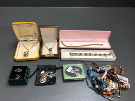 Asstd Lot of Vintage Costume and Fashion Jewellery inc. Earrings, Pendants, Rings, Bracelets etc