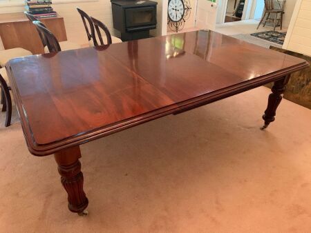 Magnificent Victorian Mahogany Extending Dining Table on Heavy Shaped Reeded and Fluted Legs and Cup Casters with 2 Extra Leaves