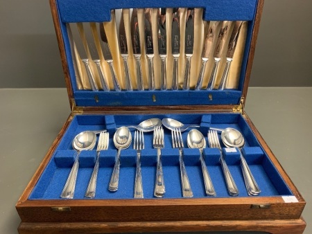 Vintage Oak Boxed 6 Place Grosvenor Delphic Silver Plate Canteen of Cutlery