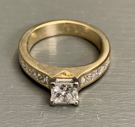 18K Gold Solitaire Diamond Ring with 8 Smaller Diamonds