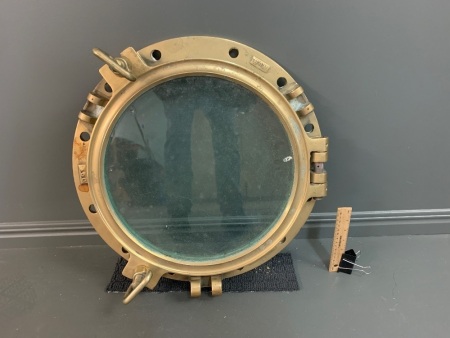 Good Condition Vintage Heavy Duty Brass Porthole with 2 Dog Clips and Original Glass