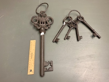 Large Cast Iron Key + Ring with 4 Iron Keys