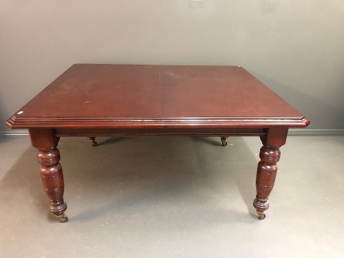 Lovely Victorian Red Cedar Extending Dining Table on Brass Mounted Casters with 2 Extra Leaves