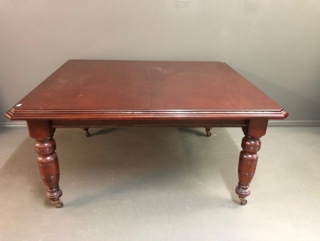 Lovely Victorian Red Cedar Extending Dining Table on Brass Mounted Casters with 2 Extra Leaves
