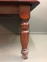 Lovely Victorian Red Cedar Extending Dining Table on Brass Mounted Casters with 2 Extra Leaves - 4