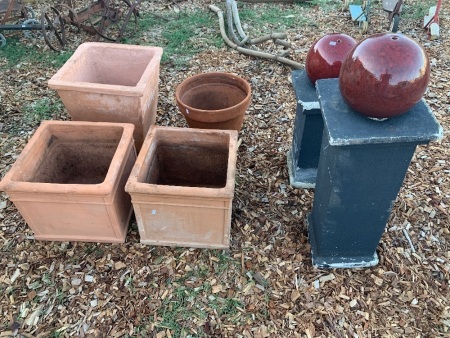 4 x Large Terracotta Pots + 2 Pillars with Red Balls