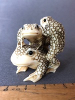 Antique Japanese Intricately Carved Ivory Netsuke Depicting 3 Graduated Frogs with Beaded Eyes. 2 Character Signature at Base - 2