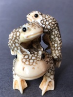 Antique Japanese Intricately Carved Ivory Netsuke Depicting 3 Graduated Frogs with Beaded Eyes. 2 Character Signature at Base - 6