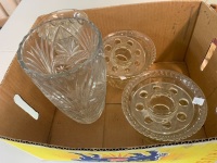 Pair of Vintage Pressed Glass Bowls With Frogs + 2 Vases - 2