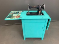 Vintage Singer Sewing Machine in Painted Cabinet - 2