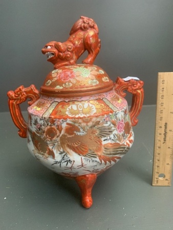 Late Meiji Period Japanese Kutani Porcelain 2 Handled Jar with Lion Lid