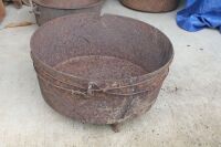 Large Antique Cast Iron Camp Oven on Tripod Feet 18in - As Is - No Lid Large Crack One Side - 2