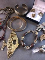 Large Asstd Lot of Costume and Fashion Jewellery - 3