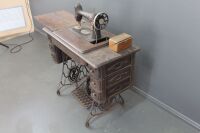 Antique Singer Sewing Machine with Cast iron Treadle - 3