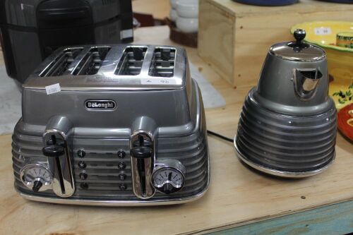 De Longhi 4 Piece Electric Toaster and Matching Jug/Kettle