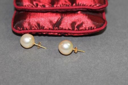 Pair of 18k Gold and Pearl Stud Earrings