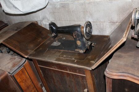 Vintage Singer Treadle Sewing Machine in Cabinet