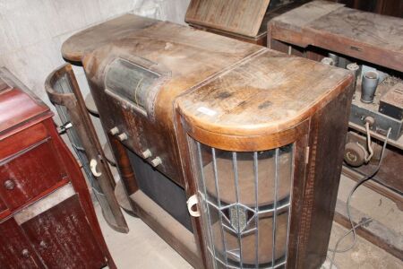 Music Master Radio Co Valve Radio in Timber Case with Curved Lead Light Doors for Restoration