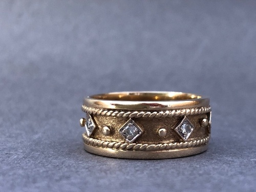 9ct Gold and Diamond Ring - TWT. 7.5g