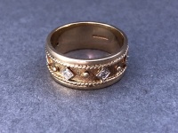 9ct Gold and Diamond Ring - TWT. 7.5g - 5