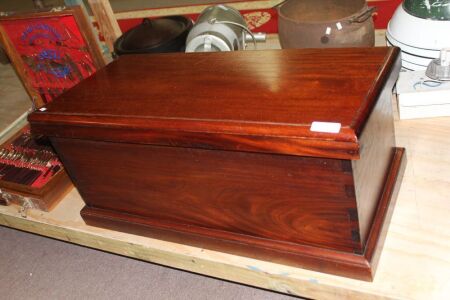 Red Cedar Blanket Box with Hinged Lid