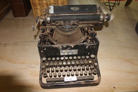 Vintage Royal Typrewriter for Restoration