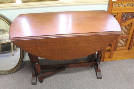 Vintage Oak Drop Leak Gate Leg Table