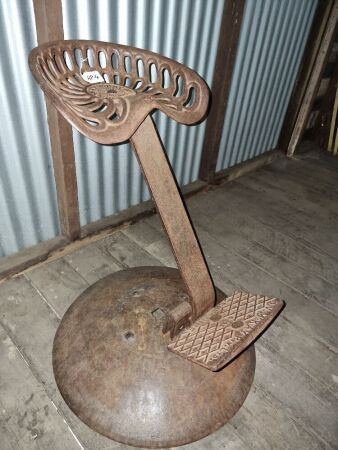 VINTAGE CAST IRON TRACTOR SEAT / DISC SUNSHINE - CONDITION VERY GOOD