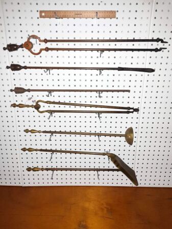 VINTAGE STEEL/BRASS FIREPLACE TOOLS (5 ITEMS) + 2 X VINTAGE HANDMADE COPPER FIREPLACE ASH PANS (2 ITEMS) - CONDITION GOOD