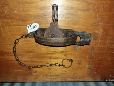 ANTIQUE ONEIDA JUMP 14 ANIMAL TRAP COMPANY - MADE IN USA - CONDITION GOOD