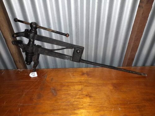 ANTIQUE 4 INCH BLACKSMITH / FARM LEG VICE - 1M LONG - CONDITION GOOD