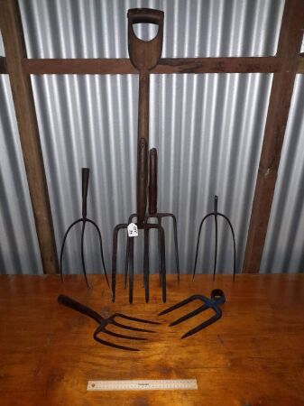 5 X VINTAGE PITCH FORKS / HAY FORKS - CONDITION FAIR