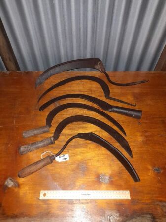 6 X VINTAGE HAND SYTHES AND BLADES - CONDITION FAIR