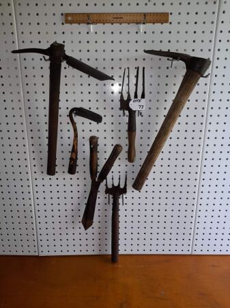 6 X VINTAGE GARDENING HAND TOOLS - CONDITION FAIR