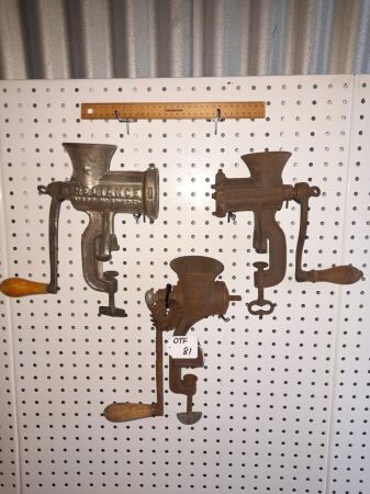 3 X VINTAGE MEAT MINCERS, MAJOR (AUSTRALIAN), RELIANCE (SWEDEN AND ALEX AND S.R.WERK S.) - CONDITION FAIR