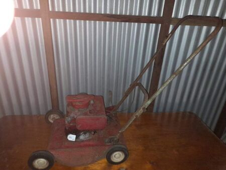 W.G. PALMER, BRIGGS AND STRATTON 4 STROKE VINTAGE LAWNMOWER - VERY RARE MACHINE - CONDITION GOOD