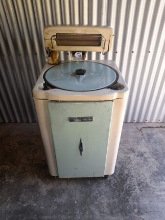 VINTAGE WILKINS SERVIS SQUARE WRINGER WASHING MACHINE - CONDITION GOOD