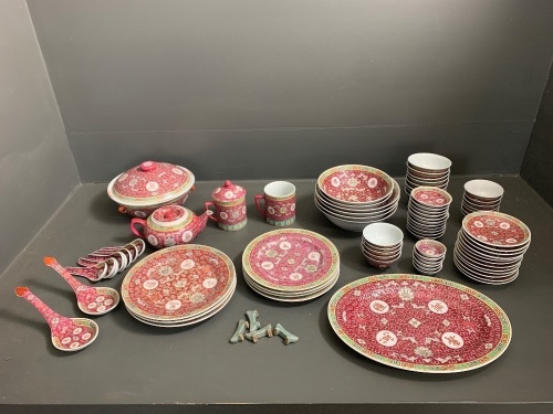 Chinese Famille Rose Mun Shou Porcelain Dinner Set