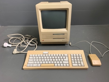 Collectable Vintage MacIntosh SE Computer (1987) with Mouse and KeyboardÃƒâ€šÃ‚Â 