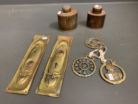 2 x Vintage Beaten Copper Flasks, 3 Vintage Horse Brasses + Art Nouveau Door Finger Plates