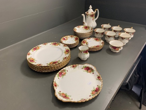 34 Piece Royal Albert Old Country Roses English Made Dinner Set